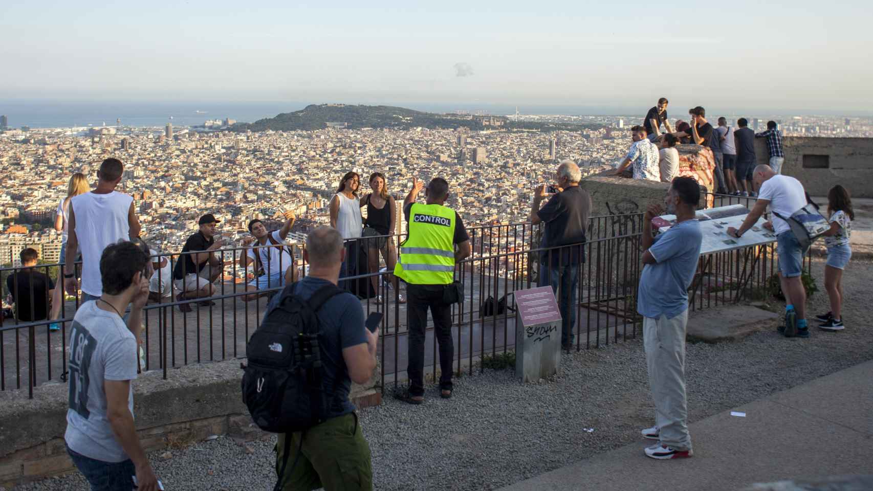 El Turó de la Rovira o búnkers del Carmel se ha convertido en uno de los atractivos turísticos más visitados de Barcelona / HUGO FERNÁNDEZ