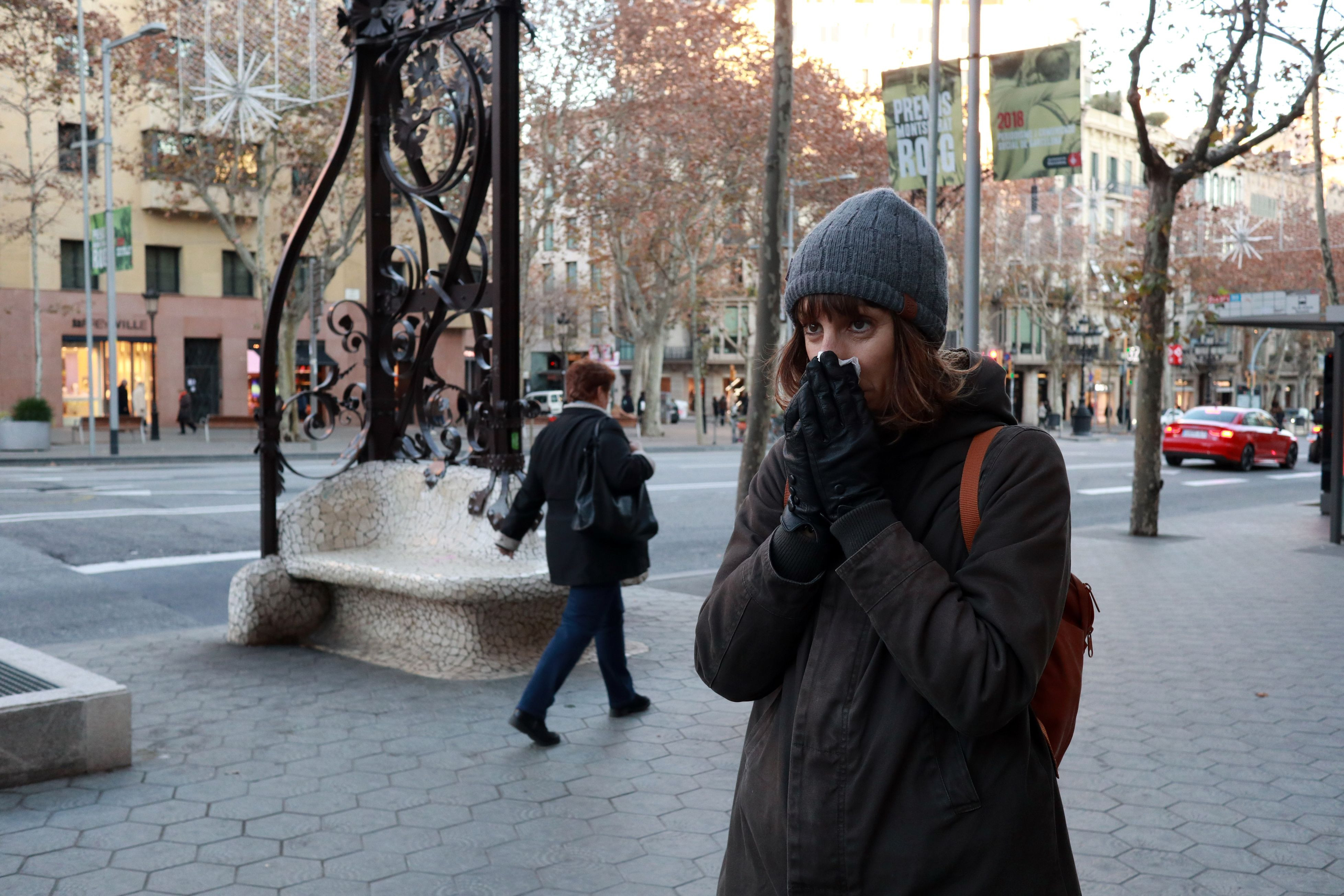 Personas paseando por paseo de Gràcia durante una ola de frío en Barcelona / HUGO FERNÁNDEZ