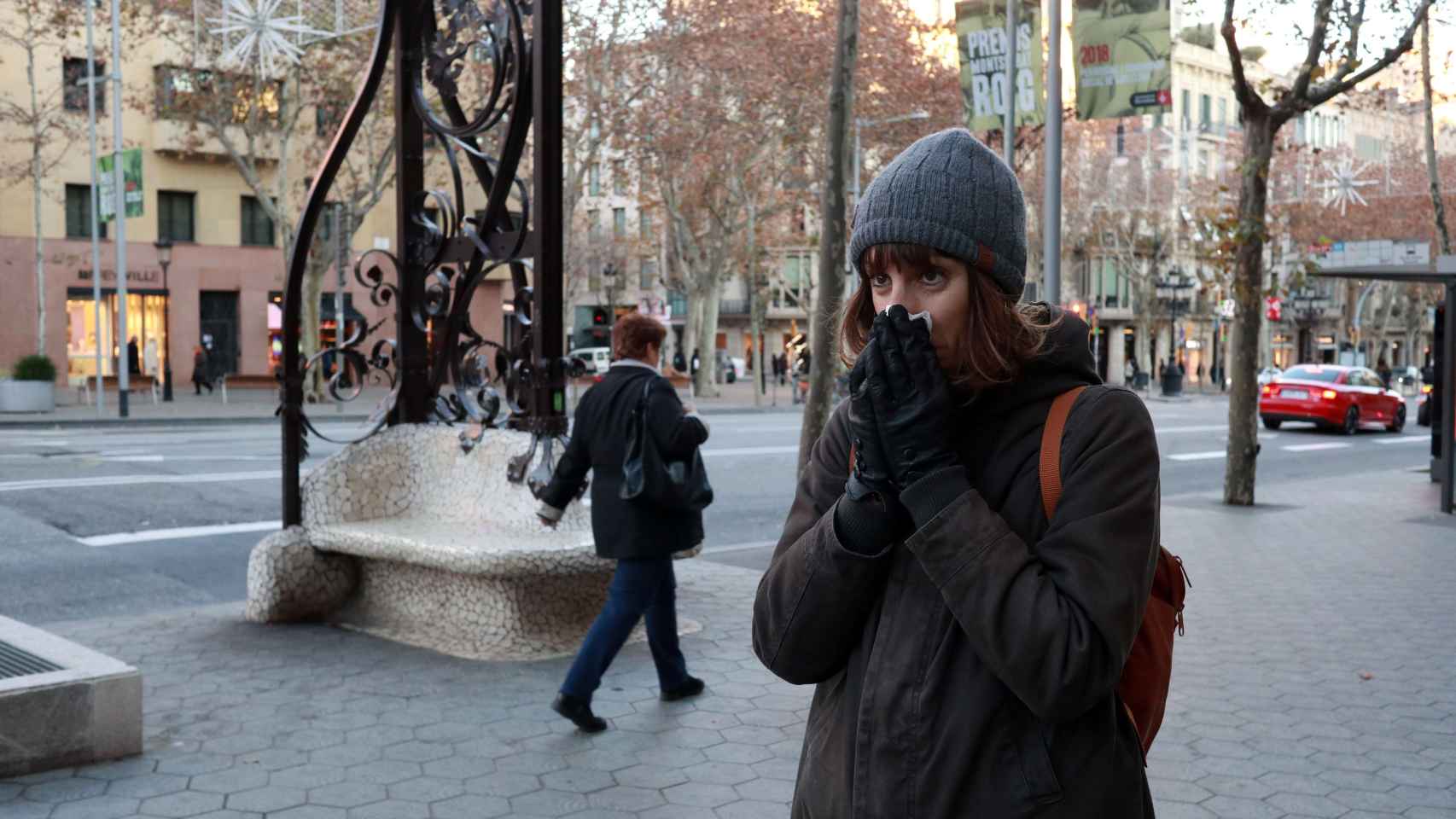 Personas paseando por paseo de Gràcia durante una ola de frío en Barcelona