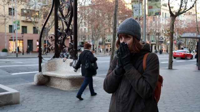 Personas paseando por paseo de Gràcia durante una ola de frío en Barcelona