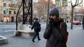 Personas paseando por paseo de Gràcia durante una ola de frío en Barcelona / HUGO FERNÁNDEZ