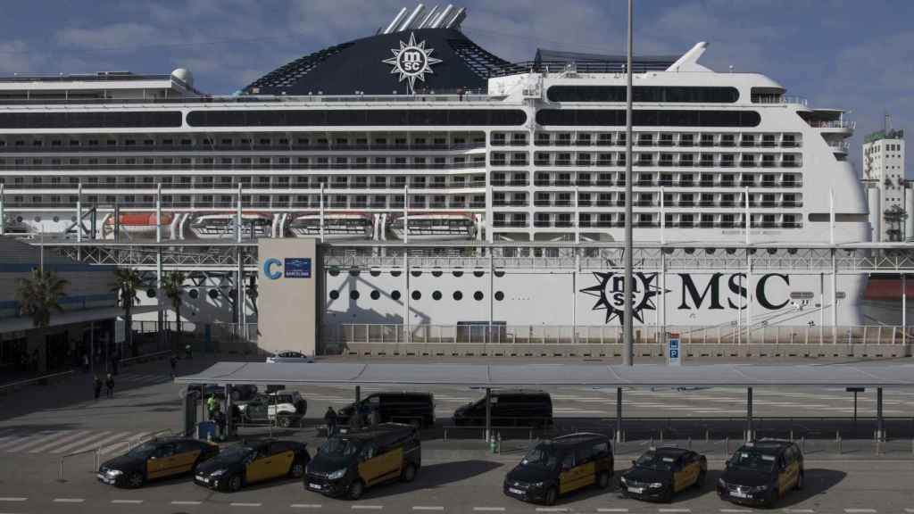 Taxis aparcados en el Puerto de Barcelona esperando el desembarco de un crucero / HUGO FERNÁNDEZ