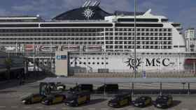 Taxis aparcados en el Puerto de Barcelona esperando el desembarco de un crucero / HUGO FERNÁNDEZ