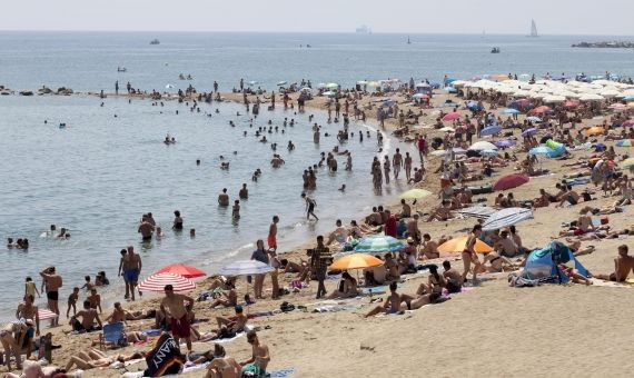 Bañistas en la playa de la Barceloneta 