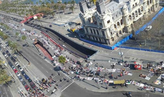 Los manteros ocupan ya parte del paseo de Colom