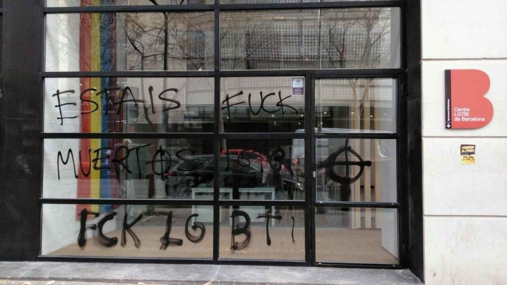 Pintadas en una fachada contra el colectivo LGTBI y con símbolos neonazis / EP