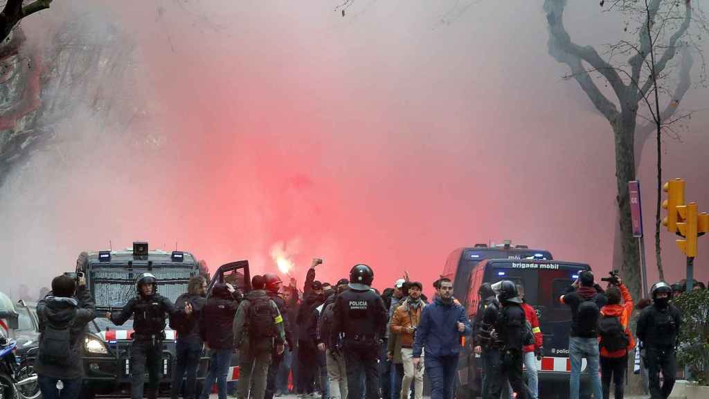 Aficionados del Olympique de Lion con bengalas antes del partido /EFE/Toni Albir