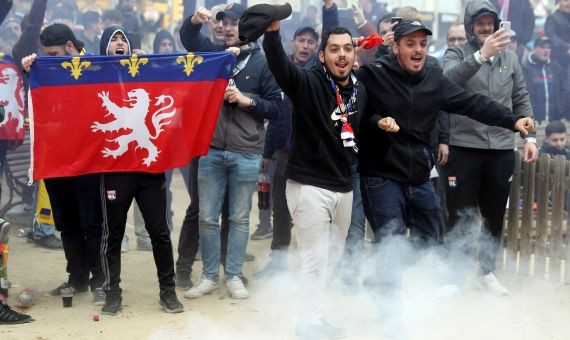 Ultras del Olympique de Lyon provocando a la policía / EFE/TONI ALBIR