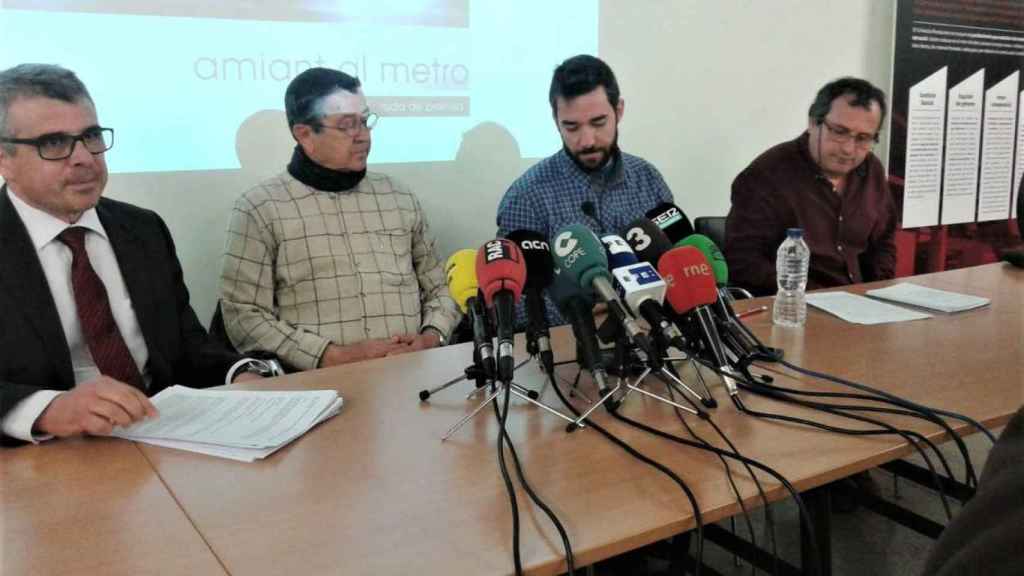 El trabajador afectado, con jersey claro, durante la rueda de prensa / EP