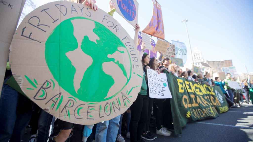 Jóvenes alzando pancartas en la manifestación / EFE