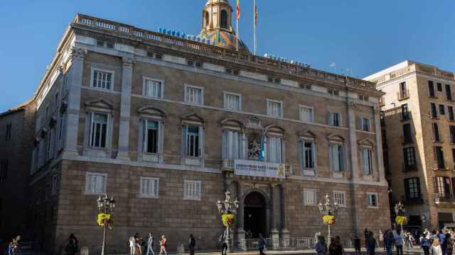 Lazos amarillos en la fachada del Palau de la Generalitat / EUROPA PRESS
