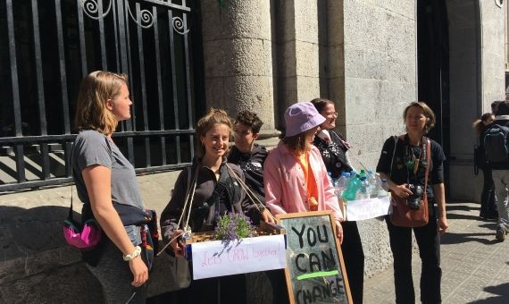 Unas estudiantes de Estudio Nomada con su arte reivindicativo / PM