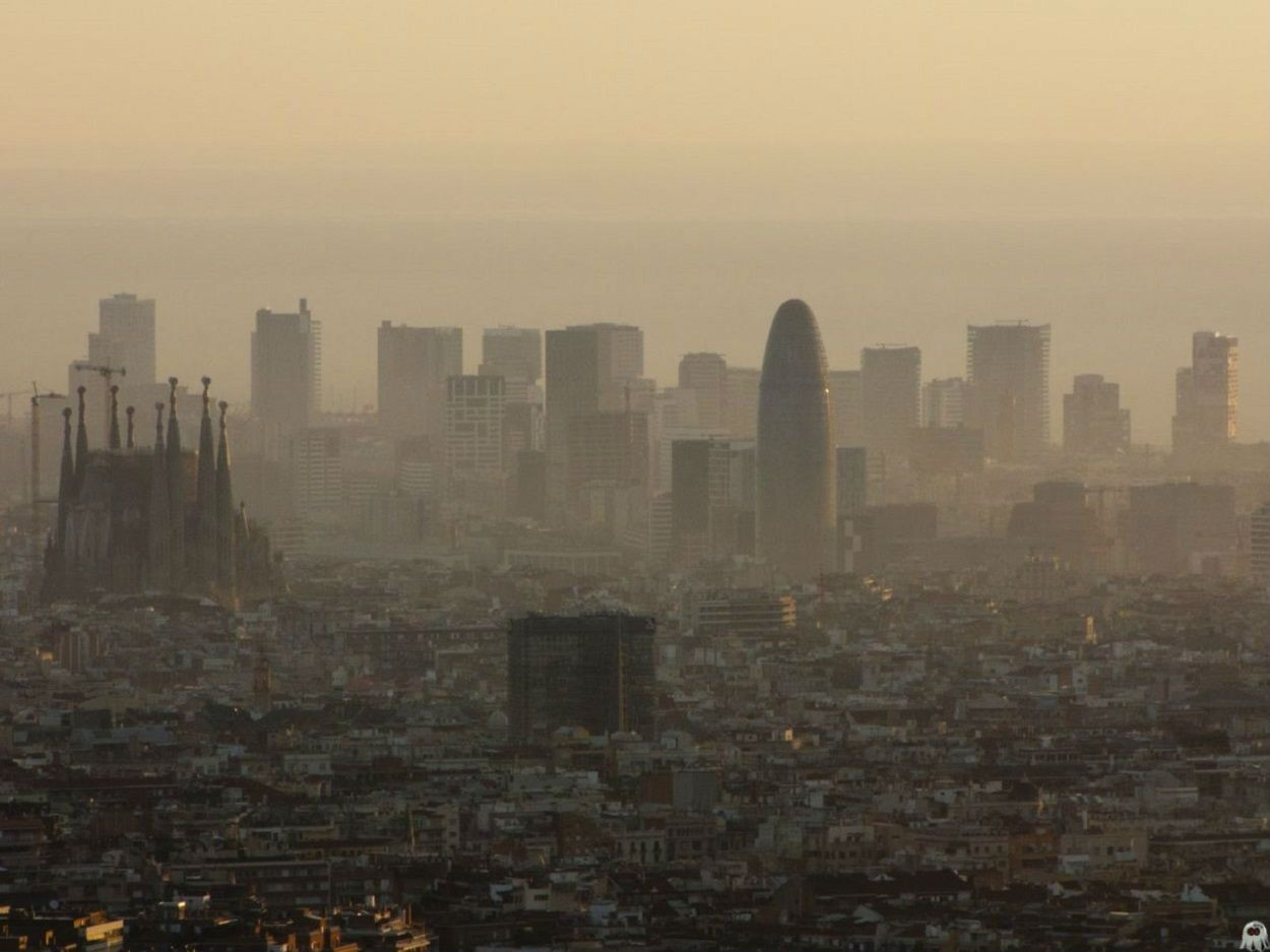 Los episodios de alta contaminación son cada vez más frecuentes en Barcelona y su Área Metropolitana / ARCHIVO