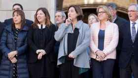 Miembros del Ayuntamiento de Barcelona guardando un minuto de silencio en plaza Sant Jaume / EFE