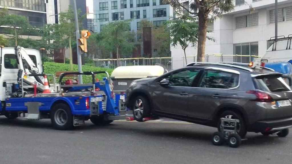 La grúa municipal, muy temida por los barceloneses, se lleva un vehículo en Barcelona