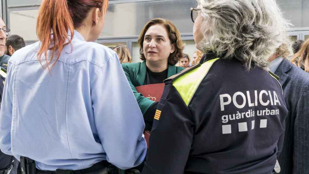 Ada Colau dialoga con dos agentes de la Guardia Urbana / AJUNTAMENT