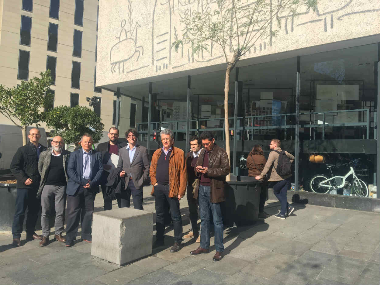 Algunos miembros de la agrupación Arquitectos Unidos frente a la fachada del colegio / CR