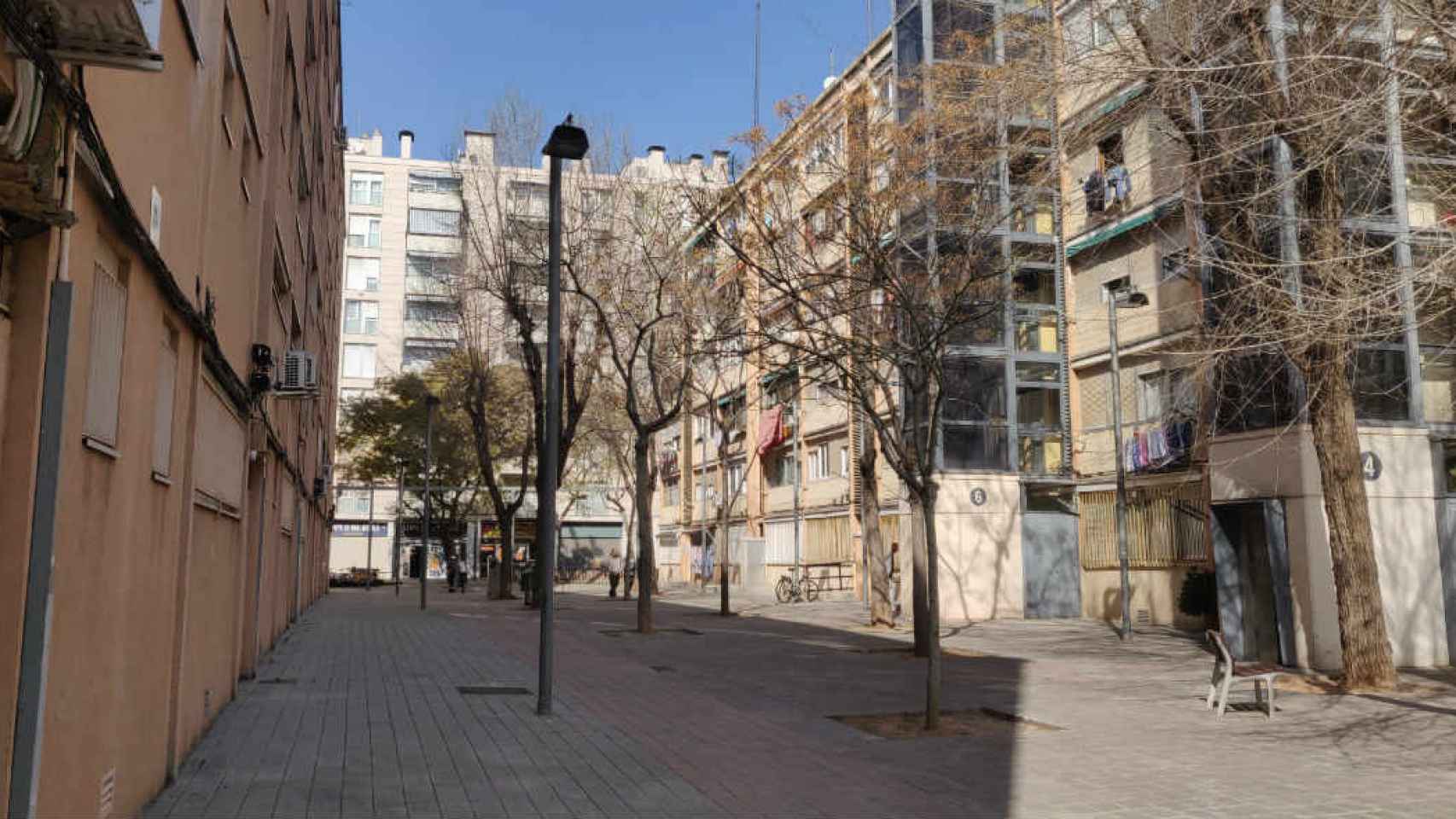 Una de las calles del barrio de Besòs en la que los vecinos conviven con narcotraficantes