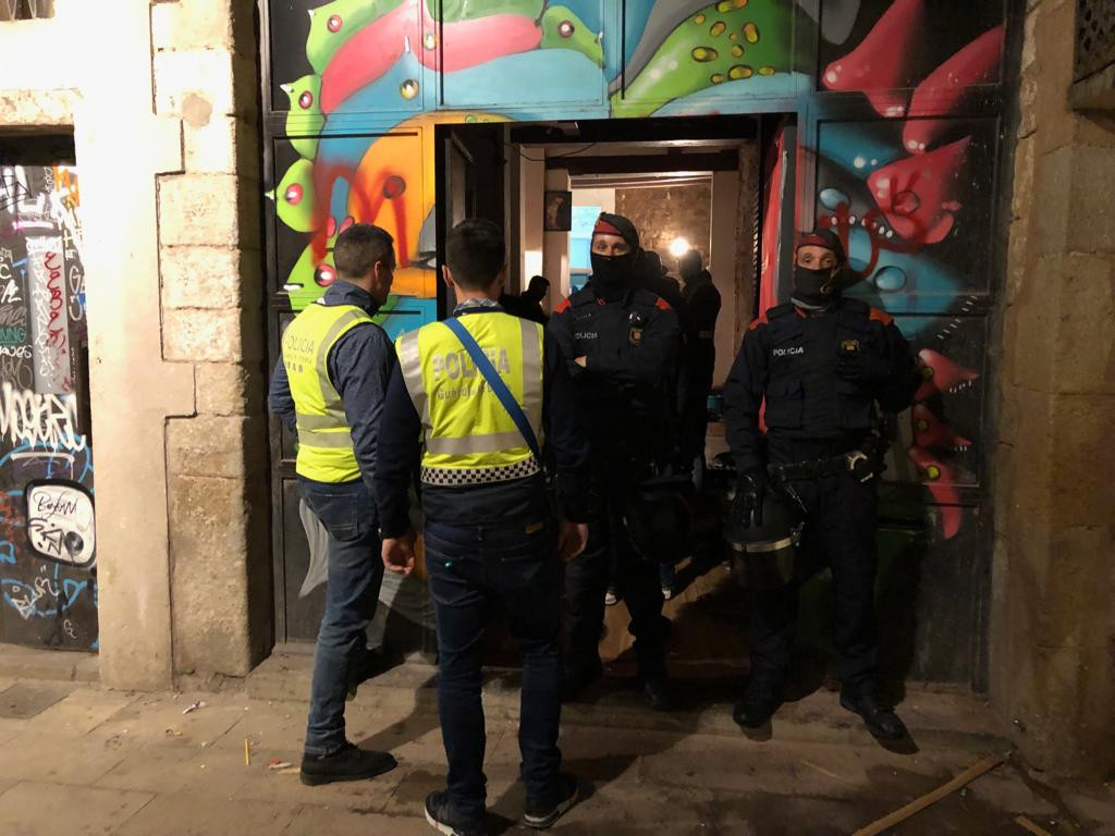 Operación policial contra los narcopisos en el Raval. 