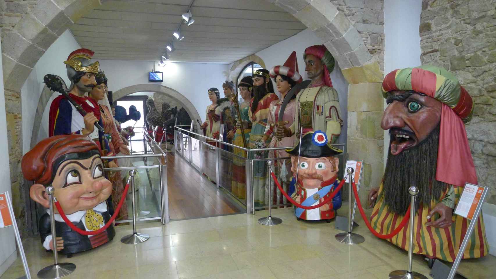 Gigantes sin lazos en el equipamiento municipal de La Casa dels Entremesos / Ayuntamiento