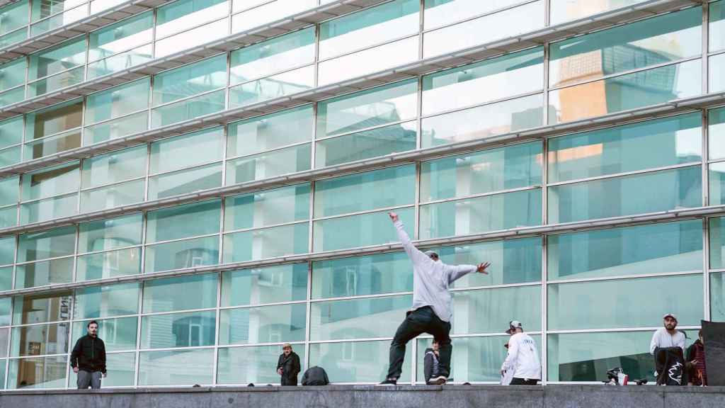 Jóvenes con monopatines en la plaza del MACBA / AYUNTAMIENTO DE BARCELONA