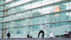 Jóvenes con monopatines en la plaza del MACBA / AYUNTAMIENTO DE BARCELONA