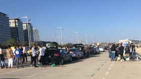 Jóvenes haciendo botellón en el parking / A. FERNÁNDEZ