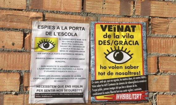 Carteles informando de la presencia de una cámara que enfoca a la entrada de la guardería en Gràcia / P. B. 