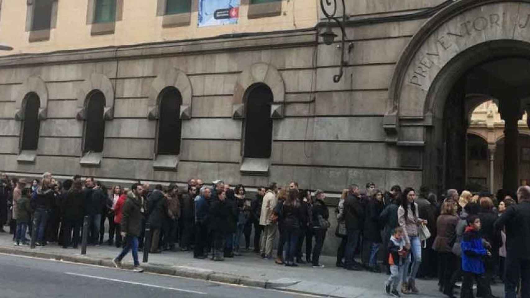 Colas de visitantes durante la jornada de puertas abiertas de la Modelo / AROA ORTEGA