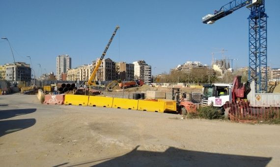 Trabajos en la plaza, cerca de donde estaba hace años el tambor de Glòries / JORDI SUBIRANA