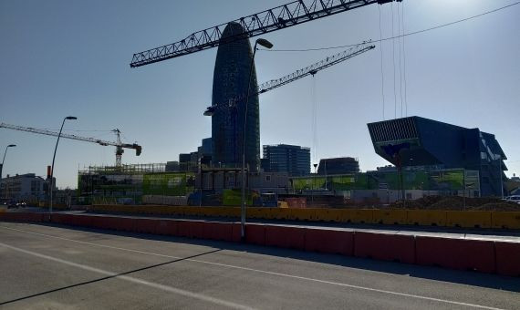 La plaza de Les Glòries, con la antigua Torre Agbar y el Museu del Disseny, al fondo / JORDI SUBIRANA