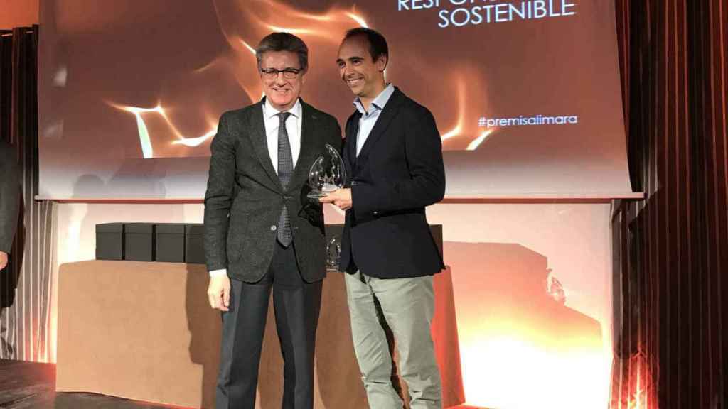 Enrique Alcántara, presidente de Apartur, en el momento de recibir el premio