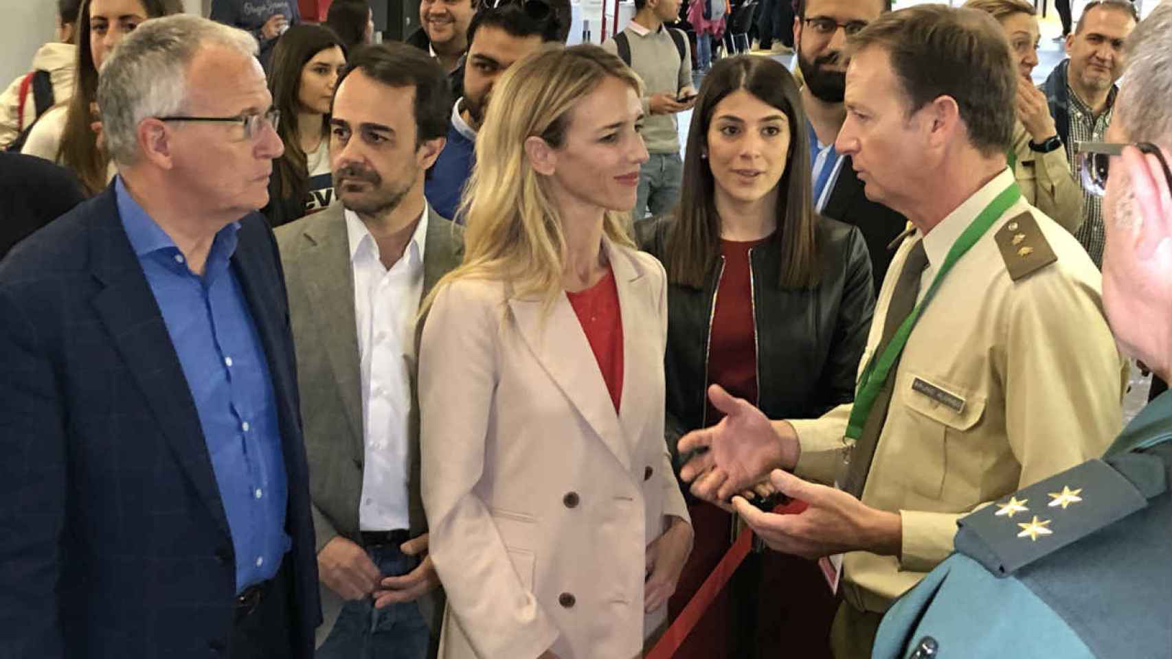 Josep Bou y Álvarez de Toledo, en el stand del ejército en el Saló de l'Ensenyament / PP