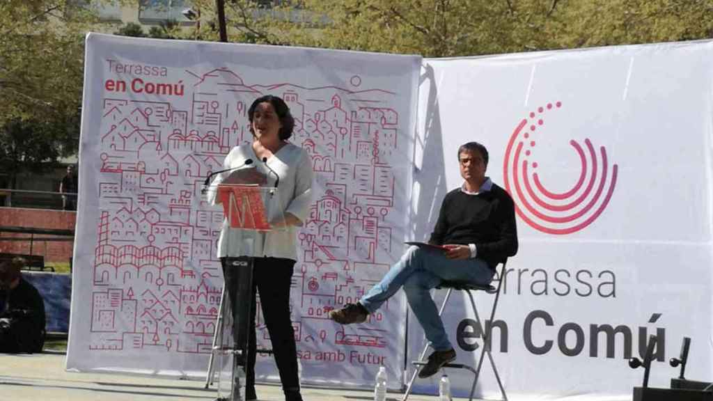 Ada Colau junto a Xavi Mantilla en Terrassa / @TerrassaEnComu