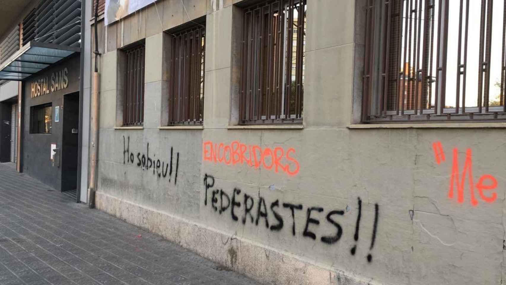 Los centros de los Maristas de Les Corts y Sants han aparecido este lunes con pintadas / VÍCTOR RIVEROLA