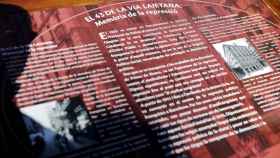 Colau instala una placa contra la represión policial frente a la comisaría de Via Laietana / AYUNTAMIENTO DE BARCELONA