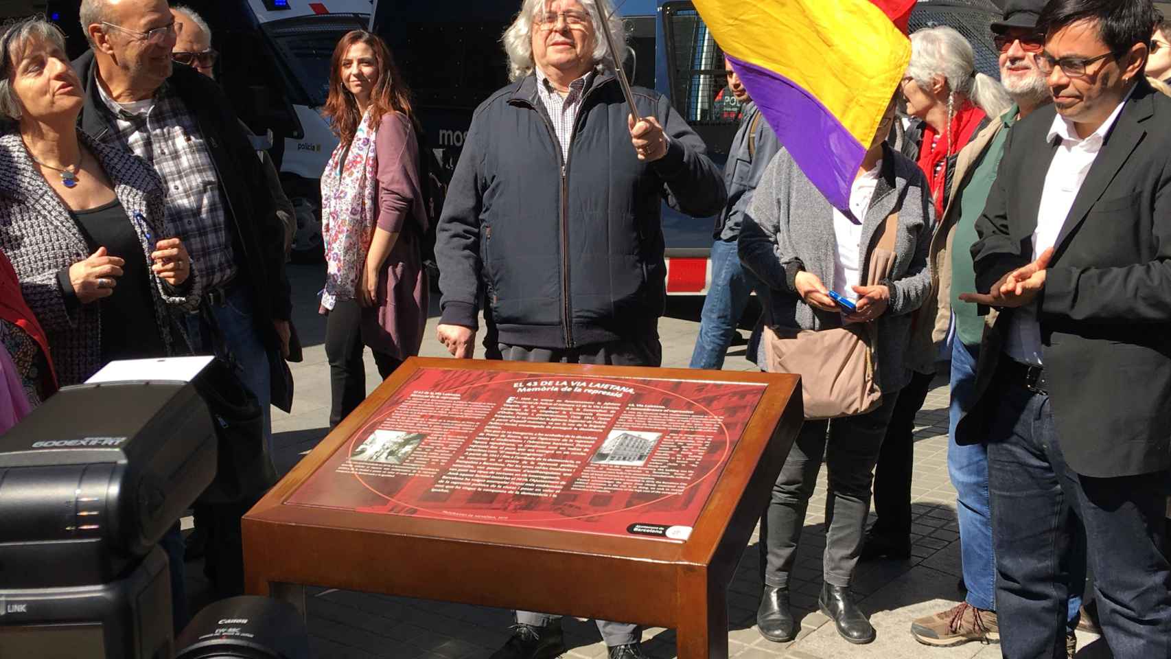 Joan Carles Gallego y Pisarello en la inauguración del plafón antipolicial