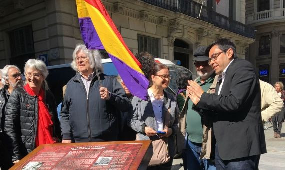 Gerardo Pisarello aplaudiendo en el acto de inauguración