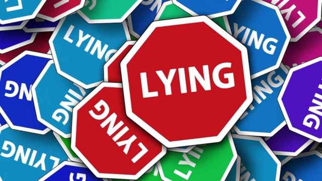 Varios carteles con el mensaje de mentira / PIXABAY