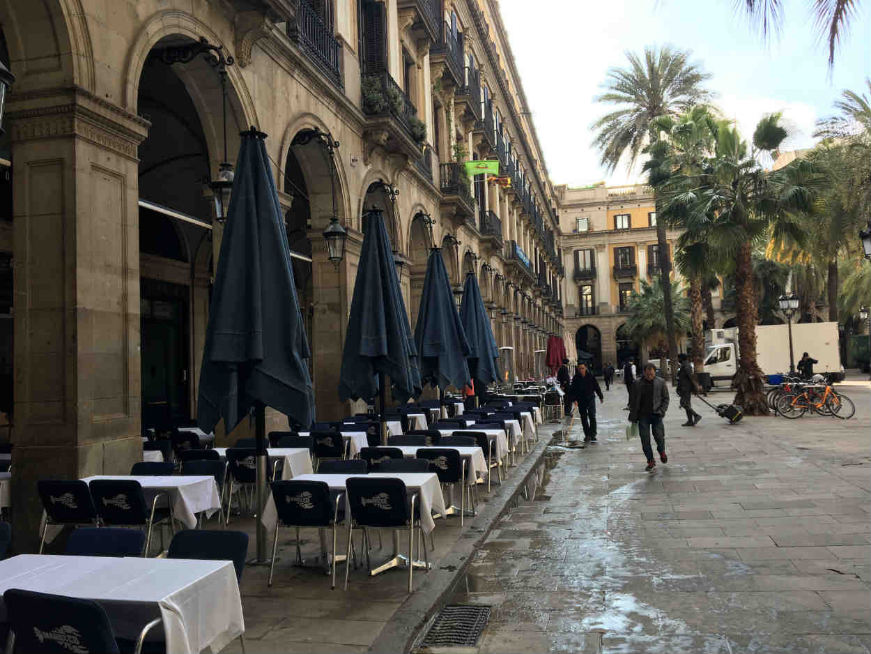 Terrazas en la plaza Reial, en pleno centro de Ciutat Vella / CR