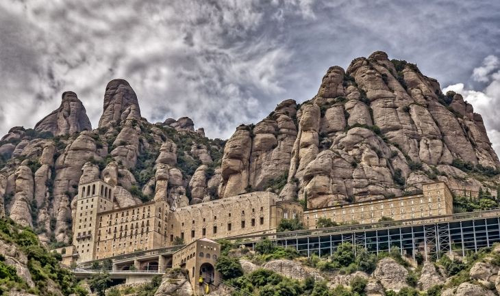 Vista de la abadía y la montaña de Montserrat 