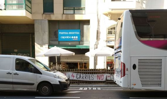 Pancarta en un bar del Clot contra los cuatro carriles de Independència / JORDI SUBIRANA