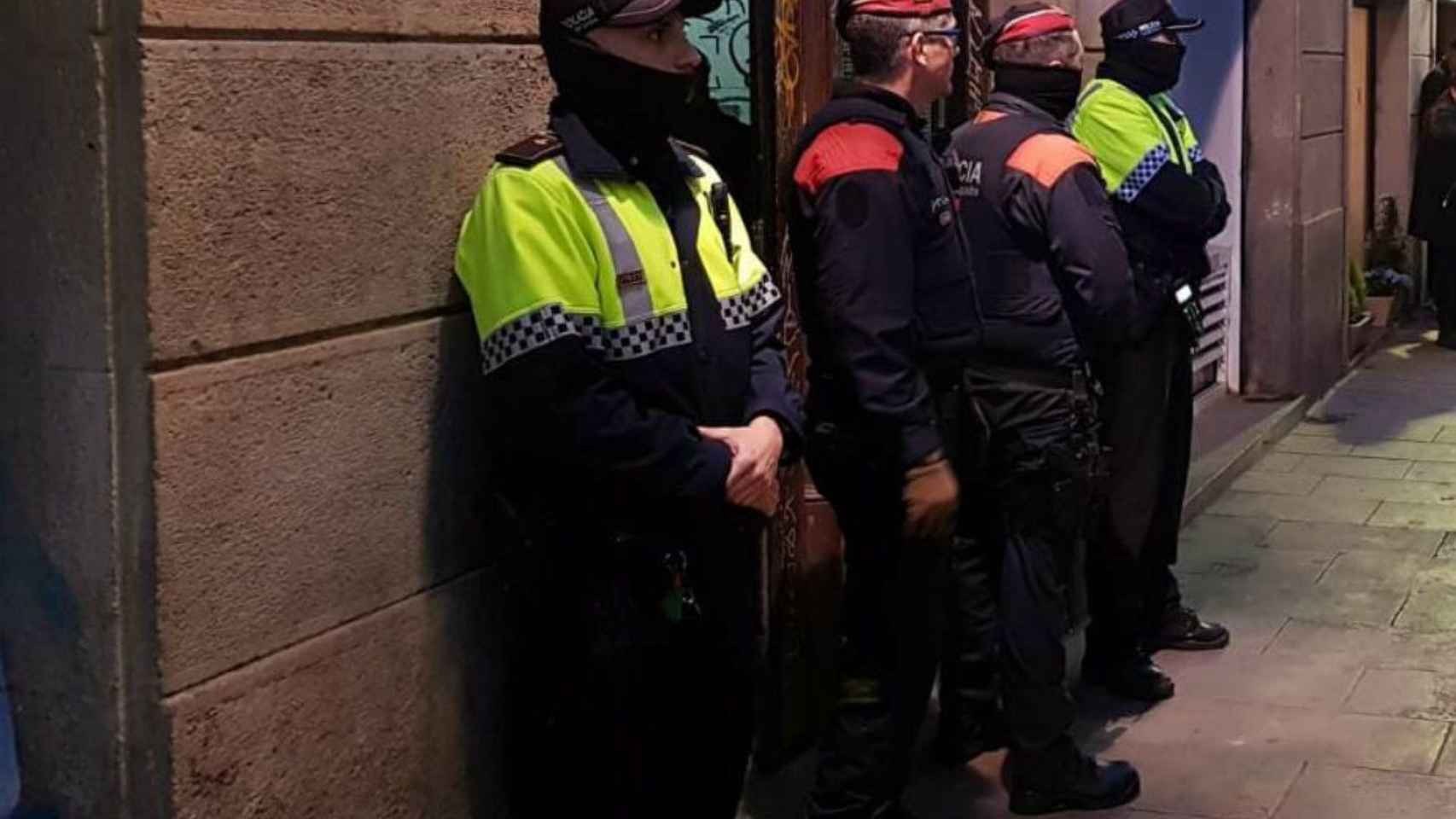 Los Mossos y la Guardia Urbana en una actuación contra un narcopiso / ARCHIVO