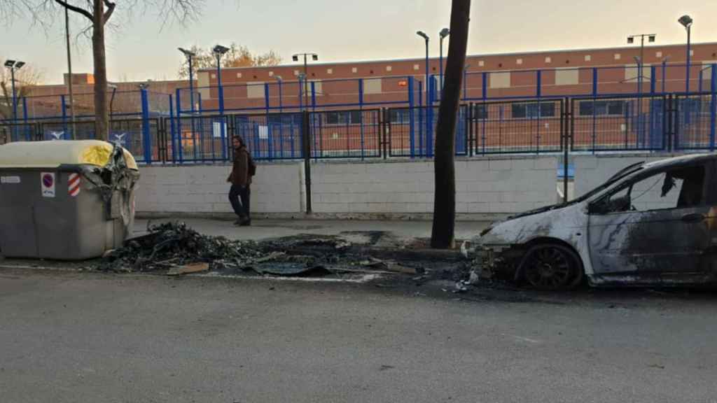 Coche calcinado en la plaza de la Verneda / ASOCIACIÓN DE VECINOS DE LA VERNEDA vía TWITTER