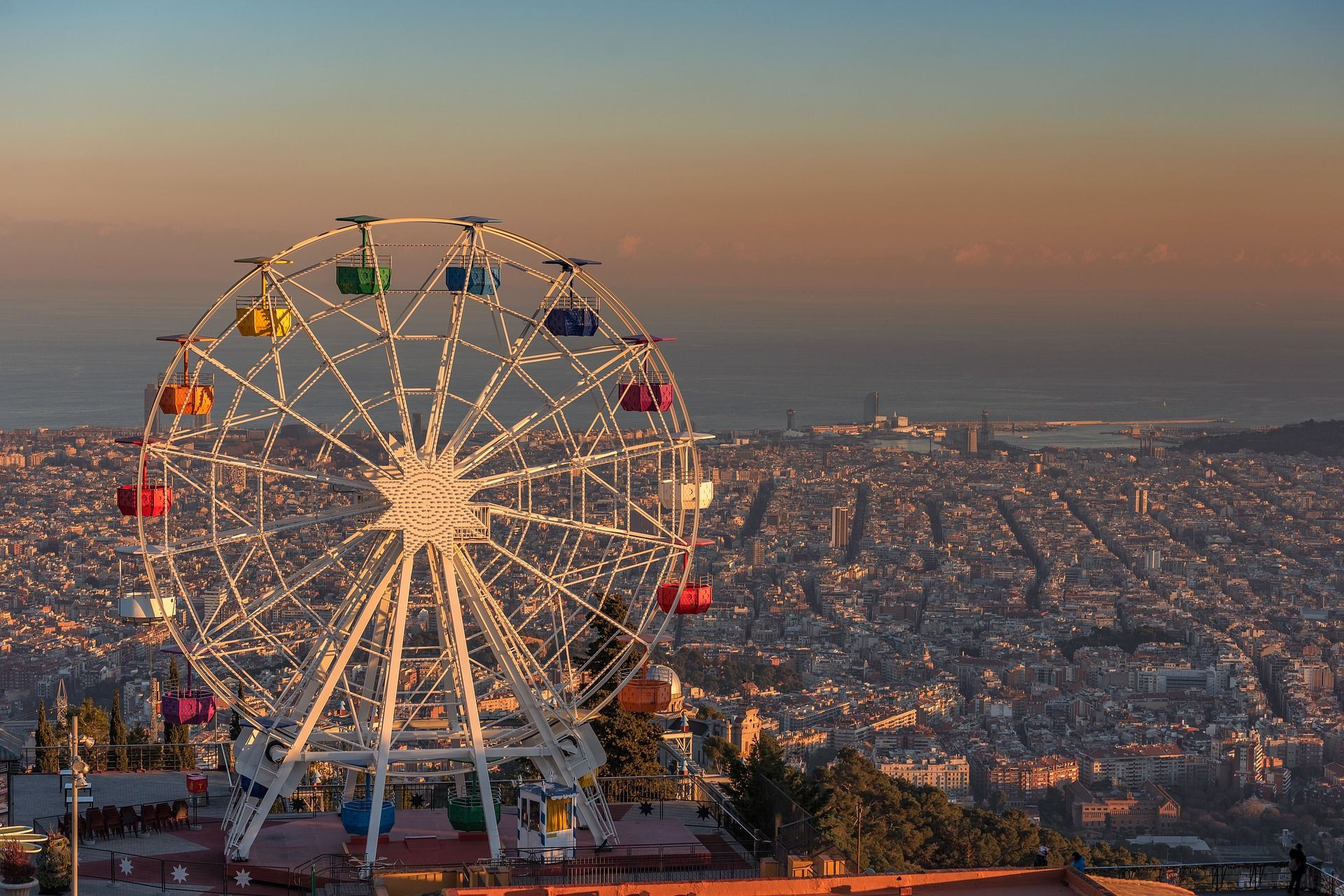 Vista panorámica de Barcelona dede la noria del parque de atracciones barcelonés Tibidabo