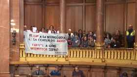 Un grupo de vecinos protesta en el pleno para ubicar el nuevo CAP en la capilla de la Misericòrdia, ahora en manos del MACBA / AYUNTAMIENTO DE BARCELONA