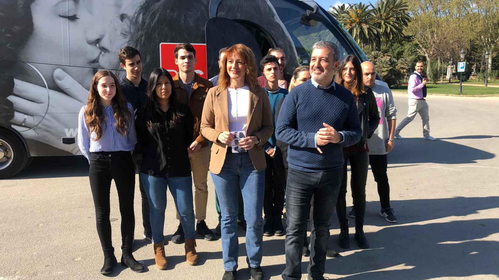 Collboni y su equipo en la presentación del 'Bus del Amor' / PSC