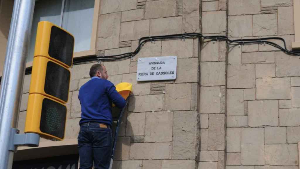 Vecino descubriendo el cambio de nombre de la antigua avenida Príncep d'Astúries / RIERA DE CASSOLES