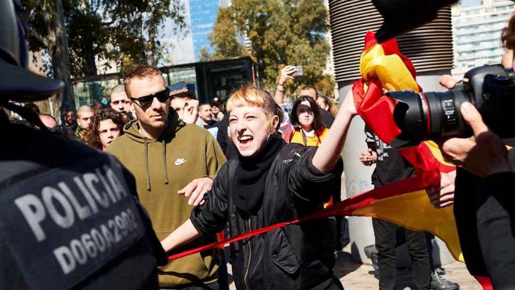 Mujer increpando a dos Mossos d'Esquadra durante el acto de Vox / EFE