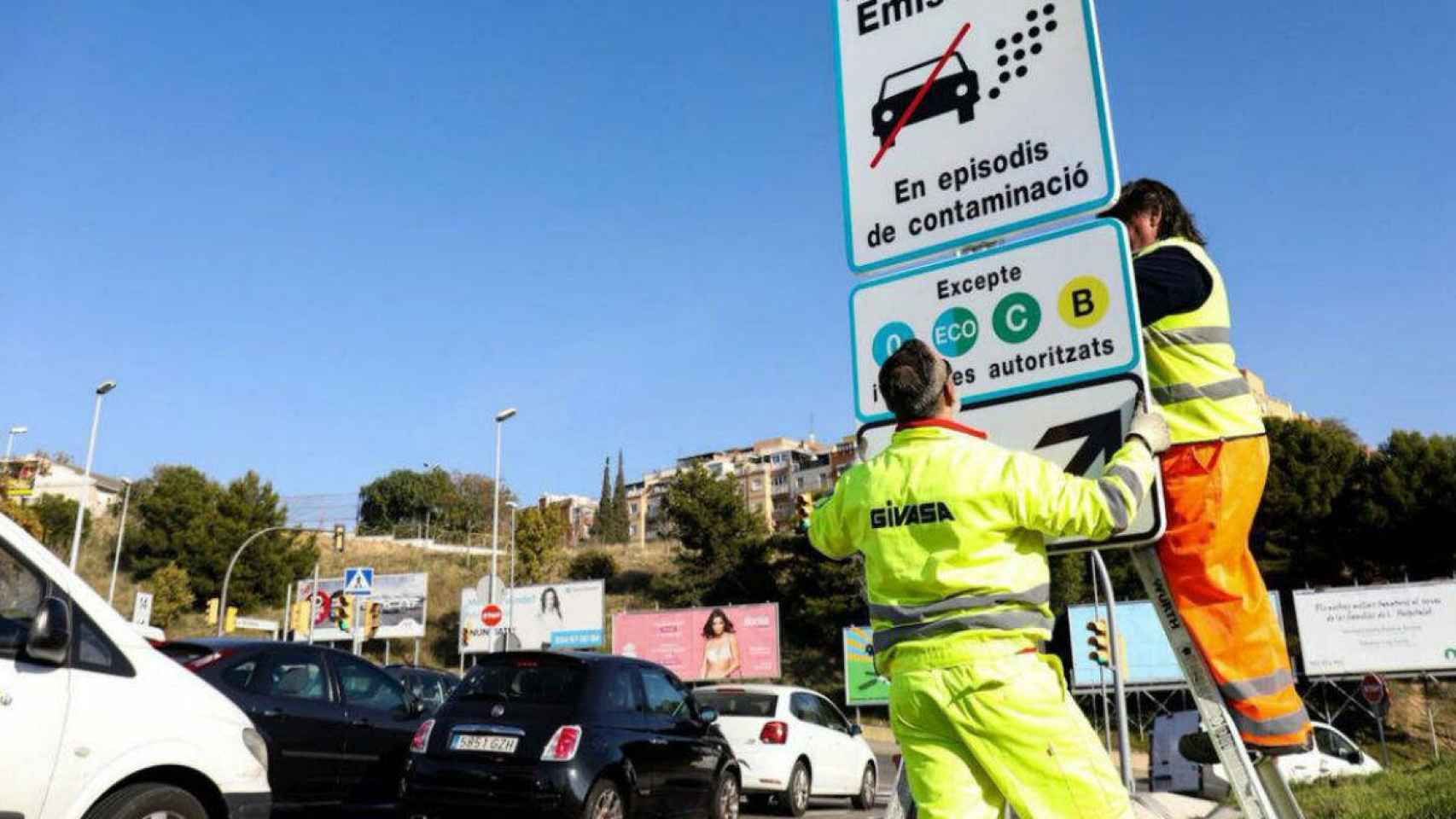 Operarios colocan una señal de inicio de una zona de bajas emisiones